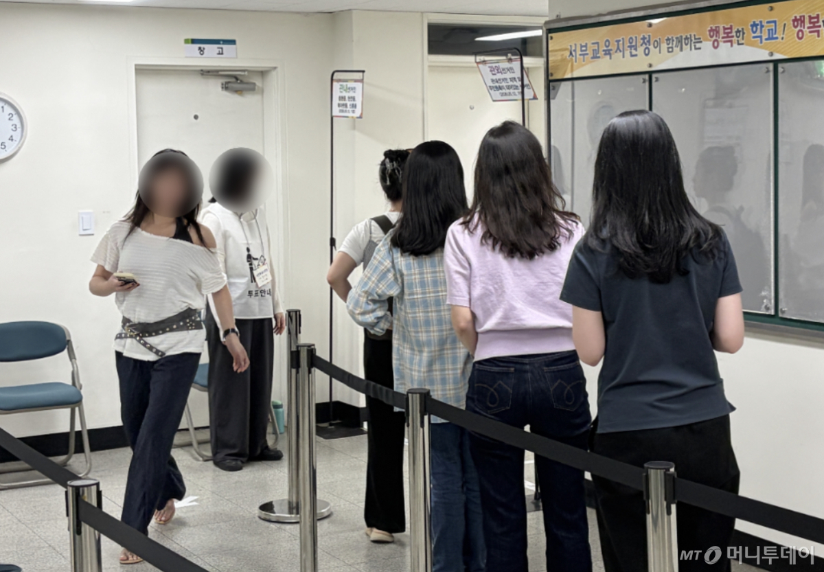 29일 낮 12시쯤 서울 신촌동 서부교육지원청 사전투표소 모습에서 시민들이 투표를 하기 위해 줄을 서있는 모습. /사진=이현수 기자.