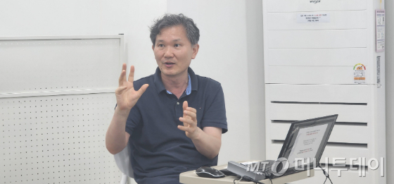윤주한 와이바이오로직스 연구소장이 삼중항체 파이프라인 경쟁력과 사업화 계획을 설명하고 있다. /사진=정기종 기자