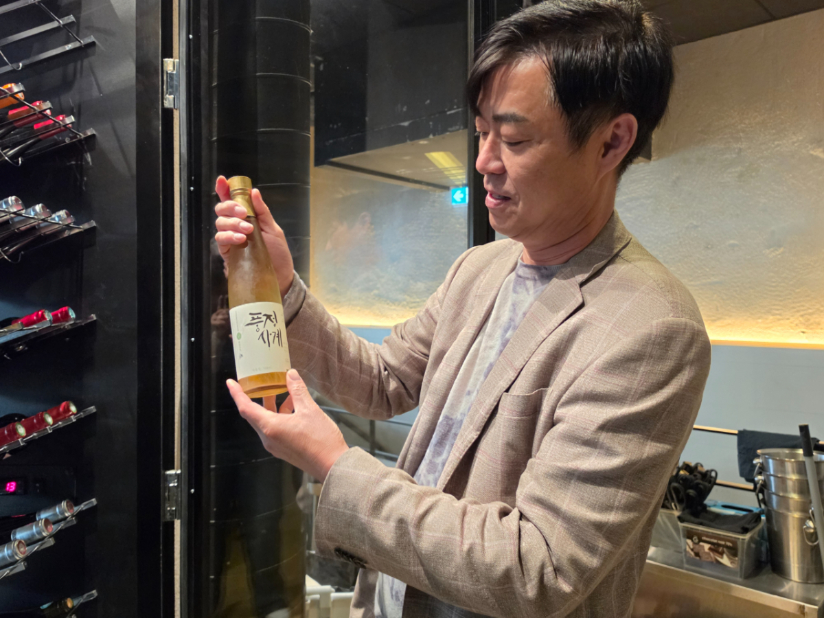 한성학 '순 그릴(Soon Grill) 상젤리제' 대표가 지난 21일 프랑스 파리 순 그릴 매장에서 음식과 어울리는 한국 전통주를 소개하고 있다. /사진=이수현 기자