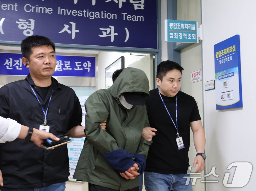 2억원 상당의 채무에 시달리던 가장 지씨는 정신과 치료를 받아온 아내를 돌보는 부담까지 겹치자 결국 가족과 함께 생을 마감하기로 마음먹었다. 사진은 진도에서 차량을 바다에 빠뜨려 일가족을 숨지게 한 40대 가장이 구속 전 피의자심문(영장실질심사)을 위해 광주 북부경찰서 유치장을 나서는 모습. /사진=뉴스1