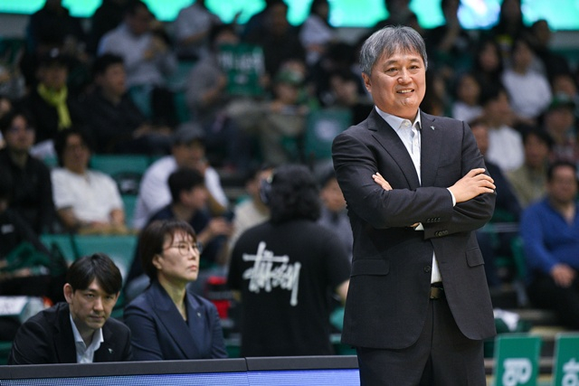 이상범 부천 하나은행 감독(오른쪽). /사진=WKBL 제공