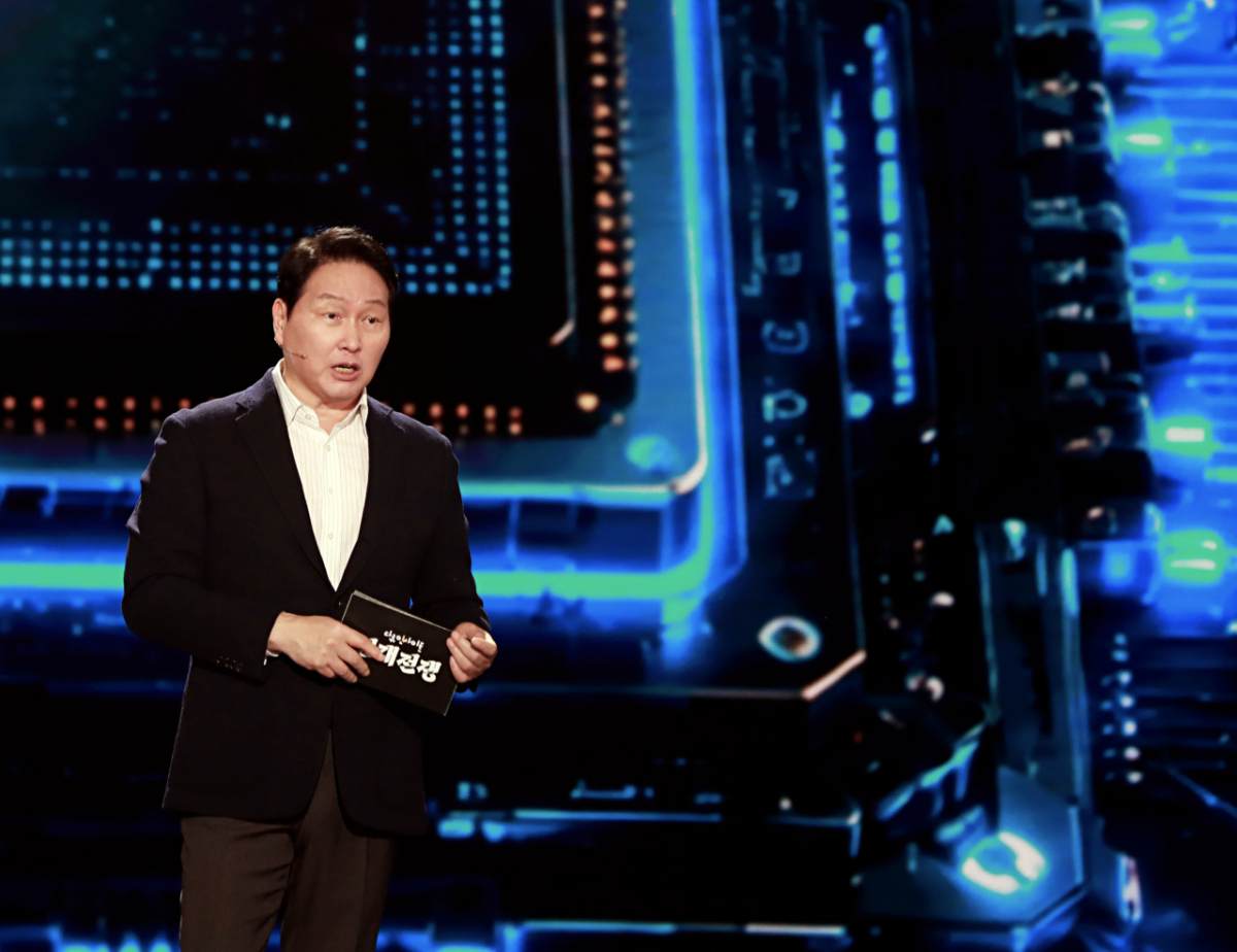 최태원 SK 회장이 28일 방영된 KBS 다큐 인사이트 <인재전쟁2 – 최태원의 대답> 에 출연해 AI 인재상에 대해 강연하고 있다/사진제공=SK그룹