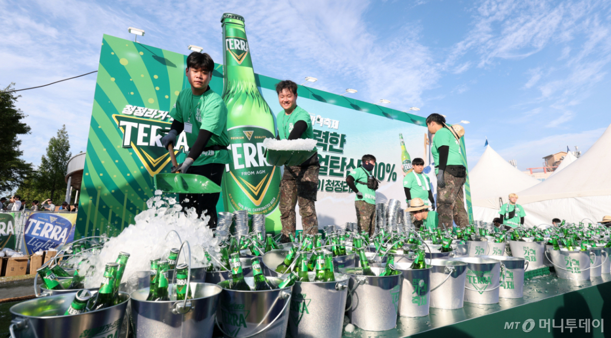(전주=뉴스1) 유경석 기자 = 전주 가맥축제가 열린 7일 전북 전주시 전주대학교 대운동장에 마련된 행사장에서 주최 측 관계자들이 맥주가 가득 든 양동이에 얼음을 채우며 축제 준비를 하고 있다. 2025.8.7/뉴스1 Copyright © 뉴스1. All rights reserved. 무단 전재 및 재배포, AI학습 이용 금지. /사진=(전주=뉴스1) 유경석 기자