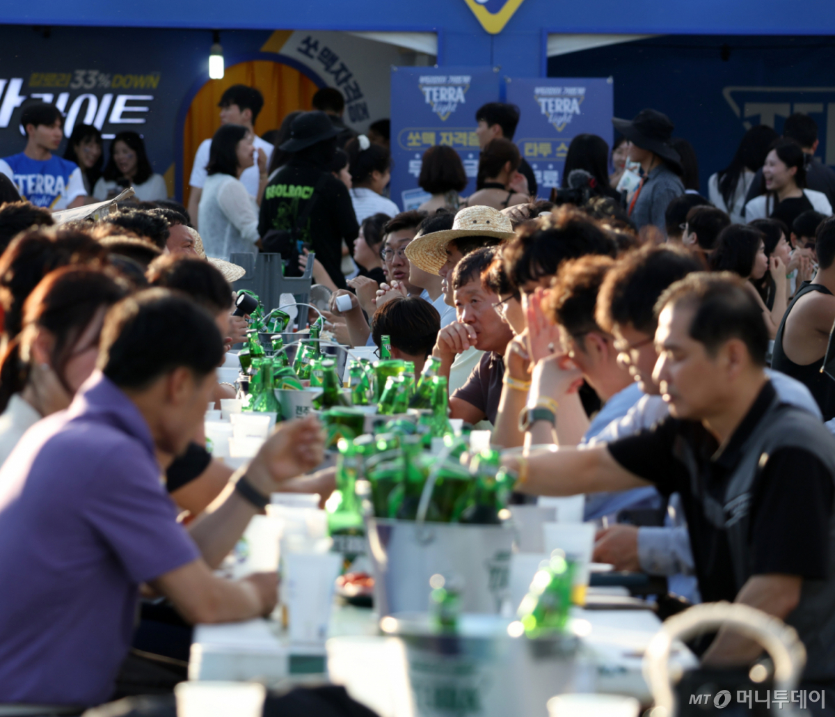 (전주=뉴스1) 유경석 기자 = 전주 가맥축제가 열린 7일 전북 전주시 전주대학교 대운동장에 마련된 행사장을 시민들이 가맥(가게맥주)을 즐기고 있다. 2025.8.7/뉴스1 Copyright © 뉴스1. All rights reserved. 무단 전재 및 재배포, AI학습 이용 금지. /사진=(전주=뉴스1) 유경석 기자