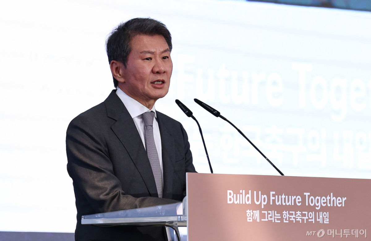 정몽규 대한축구협회장이 지난 4월 7일 열린 충남 천안 서북구 코리아풋볼파크 개관식에서 축사하고 있다. 정 회장은 2026 북중미 월드컵이 폐막하는대로 사직서를 제출할 계획이다. /사진=뉴스1