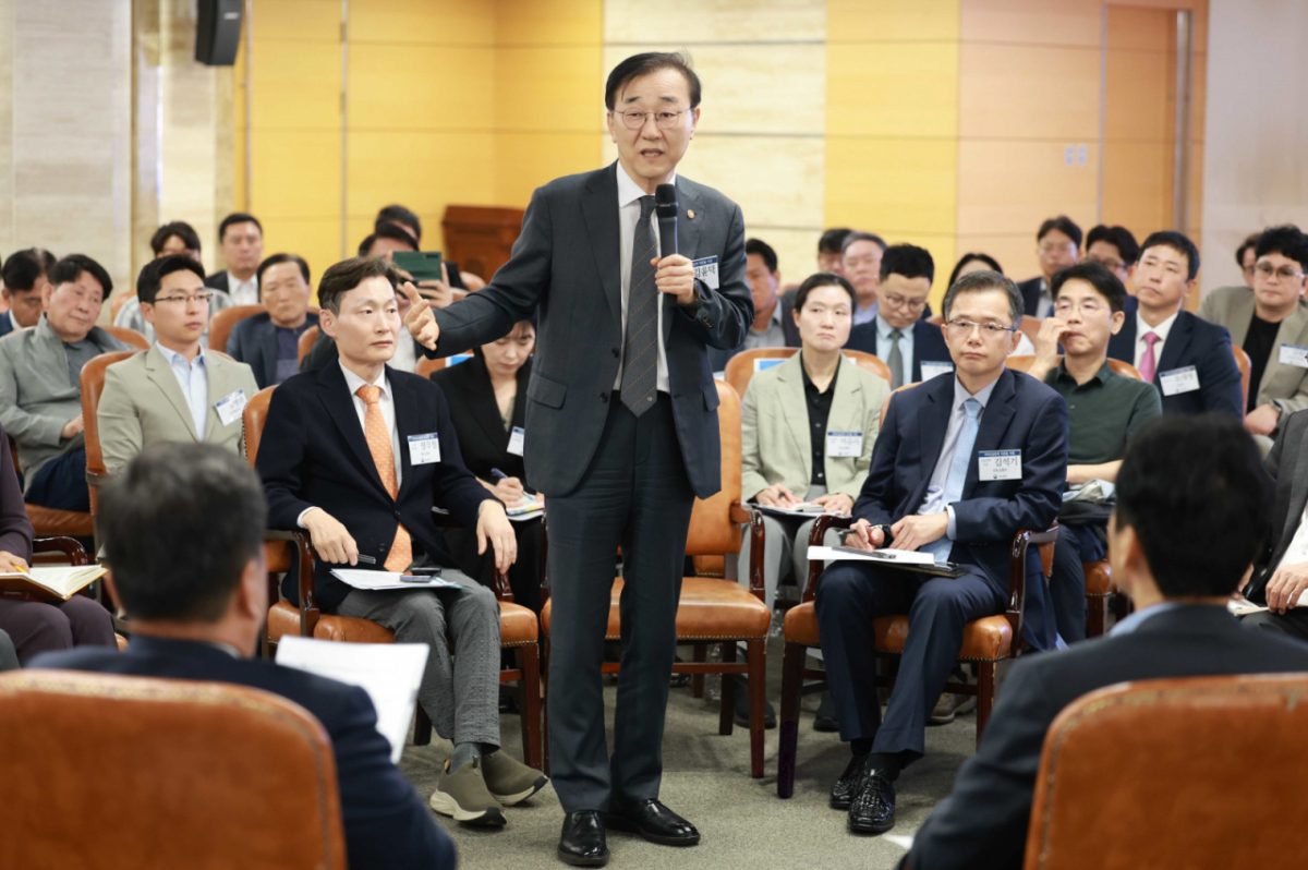 (서울=뉴스1) = 김윤덕 국토교통부 장관이 14일 오전 서울 강남구 건설회관에서 열린 주택건설업계 타운홀 미팅에서 발언을 하고 있다. (국토교통부 제공. 재판매 및 DB 금지) 2026.5.14/뉴스1 Copyright © 뉴스1. All rights reserved. 무단 전재 및 재배포, AI학습 이용 금지. /사진=(서울=뉴스1)