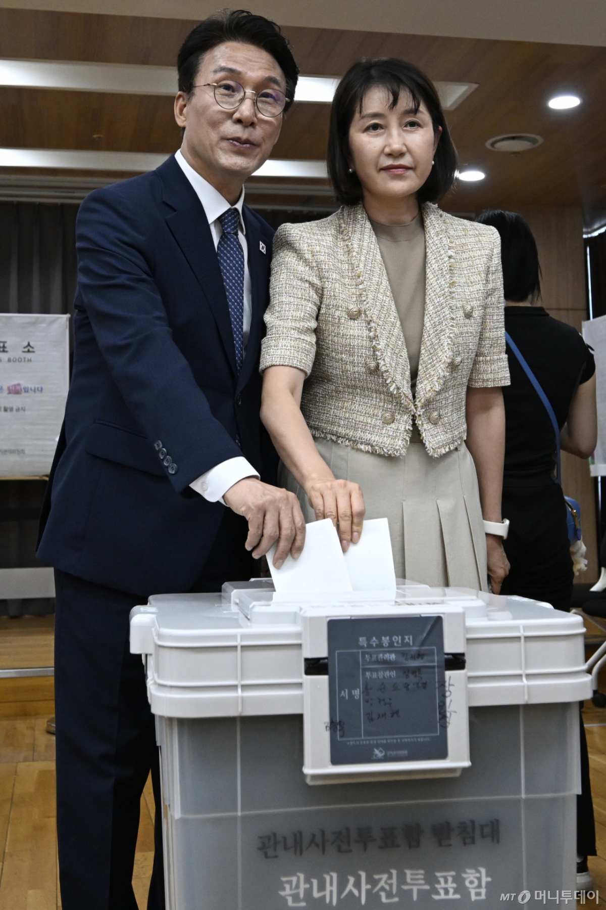 김민석 국무총리와 부인 이태린 여사가 6·3 지방선거 사전투표 첫날인 29일 오후 서울 영등포구 여의도동 주민센터에 마련된 사전투표소에서 투표하고 있다. /사진=뉴시스