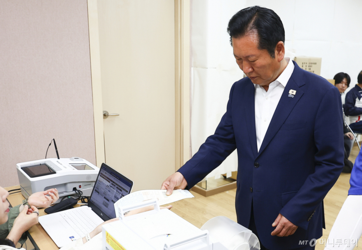 정청래 더불어민주당 대표 겸 총괄상임선거대책위원장이 29일 오전 서울 마포구 성산2동 주민센터에 마련된 제9회 전국동시지방선거 사전투표소에서 투표용지를 받고 있다. /사진=뉴스1
