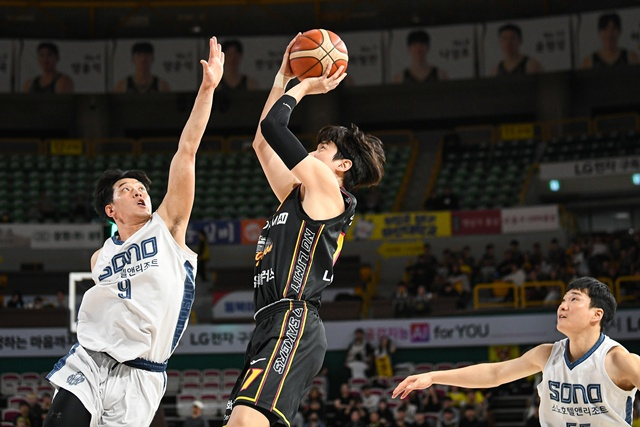 허일영(가운데)이 슈팅을 시도하고 있다. /사진=KBL 제공