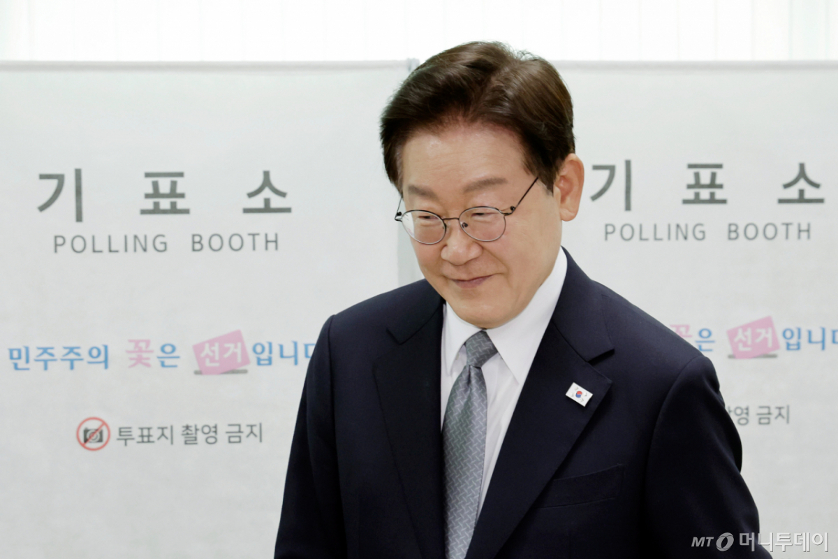 (서울=뉴스1) 허경 기자 = 이재명 대통령이 제9회 전국동시지방선거 사전투표 첫날인 29일 서울 삼청동 주민센터에 마련된 사전투표소에서 투표를 하고 있다. 2026.5.29/뉴스1  Copyright © 뉴스1. All rights reserved. 무단 전재 및 재배포,  AI학습 이용 금지. /사진=(서울=뉴스1) 허경 기자