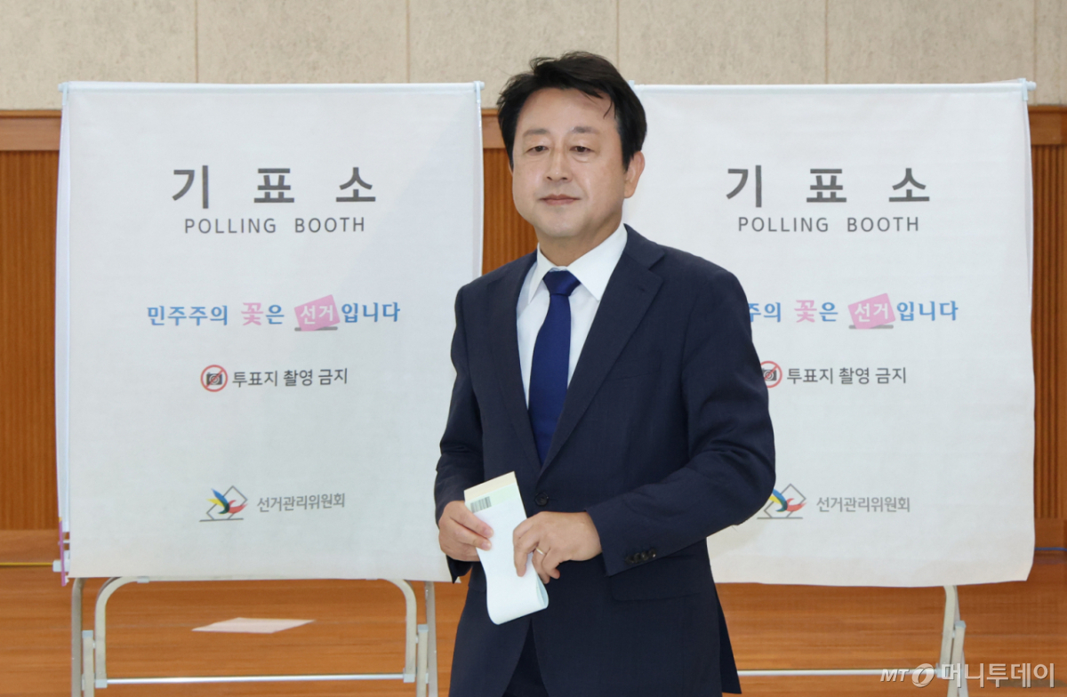 (평택=뉴스1) 김영운 기자 = 김용남 더불어민주당 경기 평택시을 국회의원 후보가 29일 경기 평택시 안중읍행정복지센터에 마련된 사전투표소에서 투표를 마치고 기표소를 나오고 있다. 2026.5.29/뉴스1 Copyright © 뉴스1. All rights reserved. 무단 전재 및 재배포, AI학습 이용 금지. /사진=(평택=뉴스1) 김영운 기자