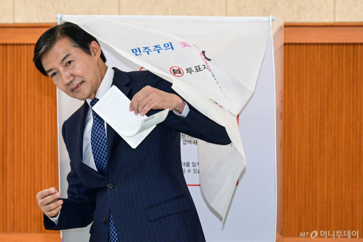 (평택=뉴스1) 김영운 기자 = 조국 조국혁신당 경기 평택시을 국회의원 후보가 29일 경기 평택시 안중읍행정복지센터에 마련된 사전투표소에서 투표를 마치고 기표소를 나오고 있다. (공동취재) 2026.5.29/뉴스1 Copyright © 뉴스1. All rights reserved. 무단 전재 및 재배포, AI학습 이용 금지. /사진=(평택=뉴스1) 김영운 기자