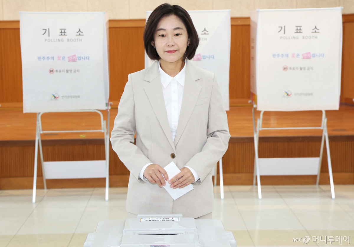 (평택=뉴스1) 김영운 기자 = 김재연 진보당 경기 평택시을 국회의원 후보가 29일 경기 평택시 안중읍행정복지센터에 마련된 사전투표소에서 투표를 하고 있다. (공동취재) 2026.5.29/뉴스1 Copyright © 뉴스1. All rights reserved. 무단 전재 및 재배포, AI학습 이용 금지. /사진=(평택=뉴스1) 김영운 기자