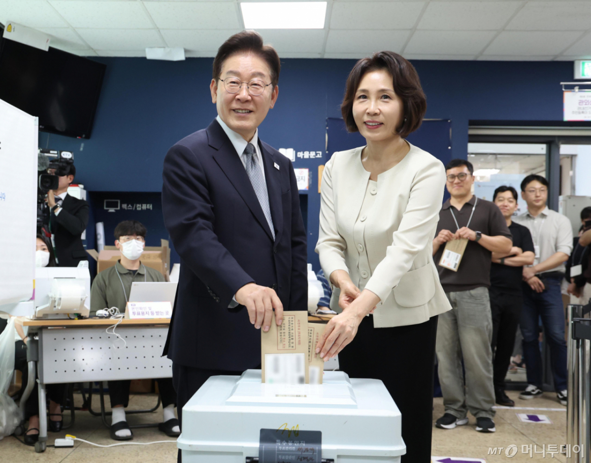 [서울=뉴시스] 최동준 기자 = 이재명 대통령과 김혜경 여사가 29일 서울 종로구 삼청동 주민센터에 마련된 투표소에서 제9회 전국동시지방선거 사전투표를 하고 있다. 2026.05.29. photocdj@newsis.com /사진=류현주
