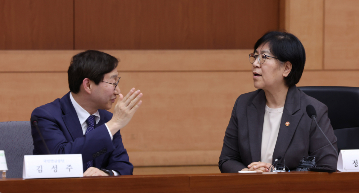 [서울=뉴시스] 조수정 기자 = 정은경 보건복지부 장관이 28일 오후 서울 종로구 정부서울청사 별관 국제회의실에서 2026년도 제5차 국민연금기금운용위원회를 주재하기 앞서 김성주(왼쪽) 국민연금공단 이사장과 대화하고 있다. 2026.05.28. chocrystal@newsis.com /사진=조수정