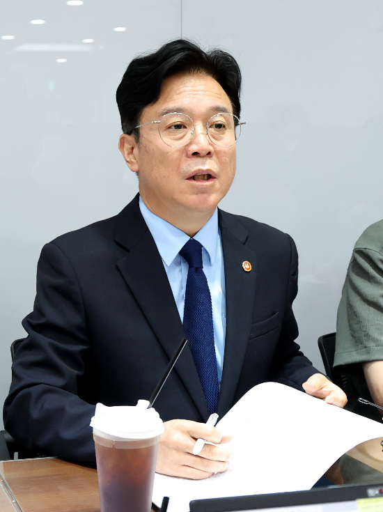 김영훈 고용노동부 장관이 27일 세종시 정부세종청사 고용노동부 기자실에서 열린 출입기자단 차담회에서 발언하고 있다. 2026.5.27/뉴스1 Copyright © 뉴스1. All rights reserved. 무단 전재 및 재배포, AI학습 이용 금지. /사진=(세종=뉴스1)