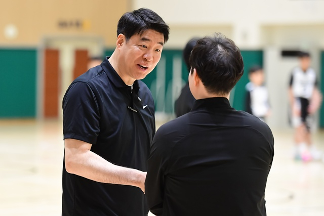 은희석 부천 하나은행 수석코치(왼쪽). /사진=WKBL 제공