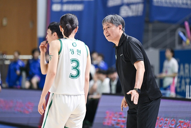 이상범 감독(오른쪽). /사진=WKBL 제공