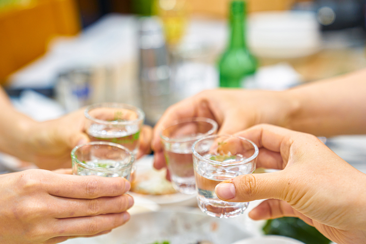 술자리를 앞두고 식사를 거르거나, 음주 뒤 체중 증가를 막으려 단식·과도한 운동을 반복하는 행동이 섭식장애 위험 신호일 수 있다는 전문가 경고가 나왔다. 사진은 기사 내용과 무관한 참고 이미지. /사진=게티이미지뱅크