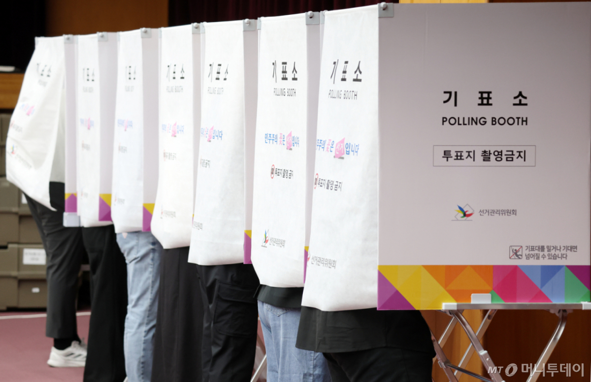 (전주=뉴스1) 유경석 기자 = 제9회 전국동시지방선거 사전투표 첫날인 29일 전북 전주시 전북특별자치도청에 마련된 사전투표소를 찾은 유권자들이 사전투표를 하고 있다. 2026.5.29/뉴스1 Copyright © 뉴스1. All rights reserved. 무단 전재 및 재배포, AI학습 이용 금지. /사진=(전주=뉴스1) 유경석 기자