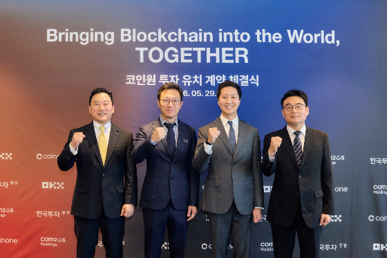 한국투자증권 김성환 대표, OKX 네테로 다이 글로벌 마켓 총괄 대표, 코인원 차명훈 대표, 컴투스홀딩스 정철호 대표(왼쪽부터)가 29일 여의도 코인원 본사에서 진행된 코인원 투자 유치 계약 체결식에서 포즈를 취하고 있다./사진제공=코인원 제공