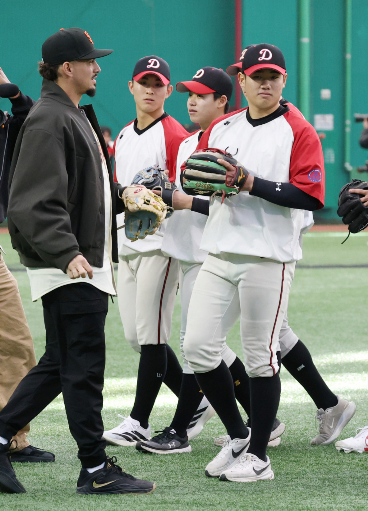 미국 메이저리그 프로야구(MLB) 샌프란시스코 자이언츠가 7일 경기도 이천 LG 챔피언스파크에서 휘문고 및 덕수고 선수 60여 명을 초청해 야구 클리닉을 열었다. 덕수고 엄준산이 아다메스의 지도하에 수비 훈련을 지도하고 있다. 이날 행사에는 래리 베어 회장, 버스터 포지 사장, 토니 비텔로 감독, 이정후, 윌리 아다메스, 황재균 등이 참석했다. /사진=김진경 대기자