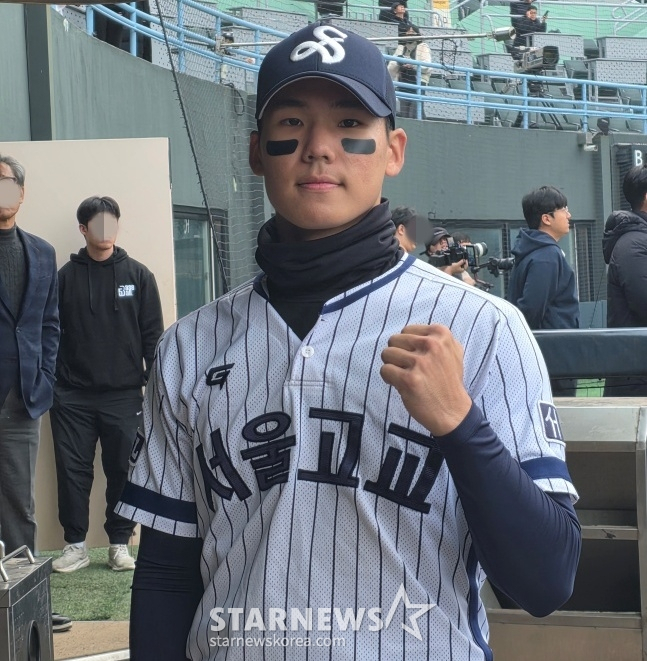 서울고 김지우가 지난해 서울 목동야구장에서 열린 '2025 이마트 노브랜드배 CHAMPIONSHIP' 고등부 우승을 이끈 후 스타뉴스와 인터뷰에 응했다. /사진=김동윤 기자