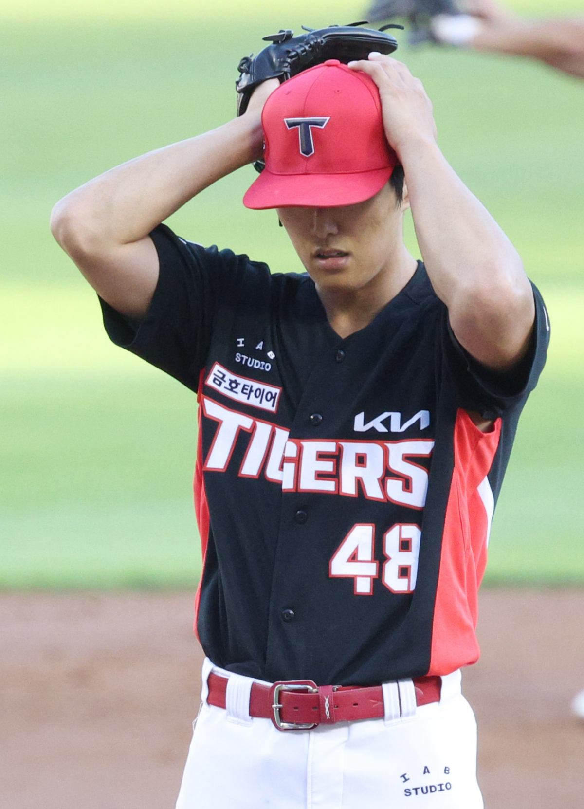 송찬의와 오지환이 호랑이 날개를 꺾고 기호지세를 잠재웠다. 2026 신한 SOL Bank KBO리그 LG 트윈스 대 KIA 타이거즈 경기가 29일 서울 잠실야구장에서 열렸다. 2군에서 올라와 첫 선발 등판한 KIA 이의리는 제구에 어려움을 겪으며 2이닝 6실점하고 교체되며 분루를 삼켰다. /사진=김진경 대기자