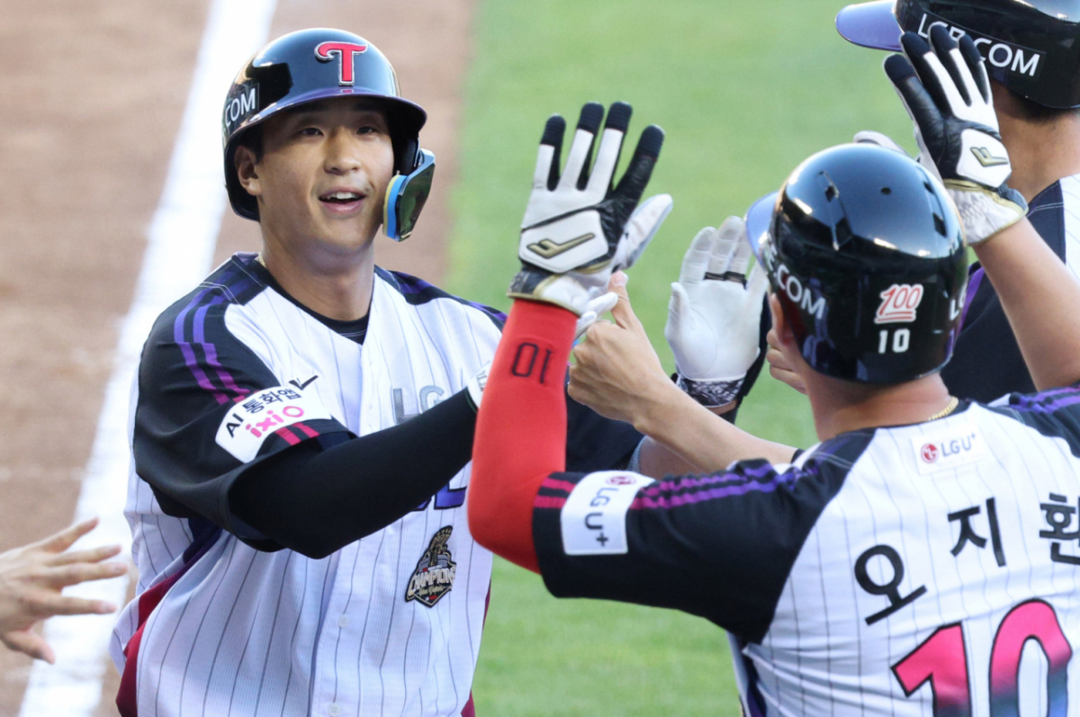 송찬의와 오지환이 호랑이 날개를 꺾고 기호지세를 잠재웠다. 2026 신한 SOL Bank KBO리그 LG 트윈스 대 KIA 타이거즈 경기가 29일 서울 잠실야구장에서 열렸다. 6연승 파죽지세의 KIA가 LG에 반 게임 차로 따라붙으며 순위 변동을 노렸으나 1회부터 터진 트윈스 타선에 날개를 접었다. 송찬의의 1회말 3점포와 오지환의 4회말 3점포에 KIA의 연승 질주가 멈췄다. 2군에서 올라와 첫 선발 등판한 KIA 이의리는 제구에 어려움을 겪으며 2이닝 6실점하고 교체되며 분루를 삼켰다. /사진=김진경 대기자