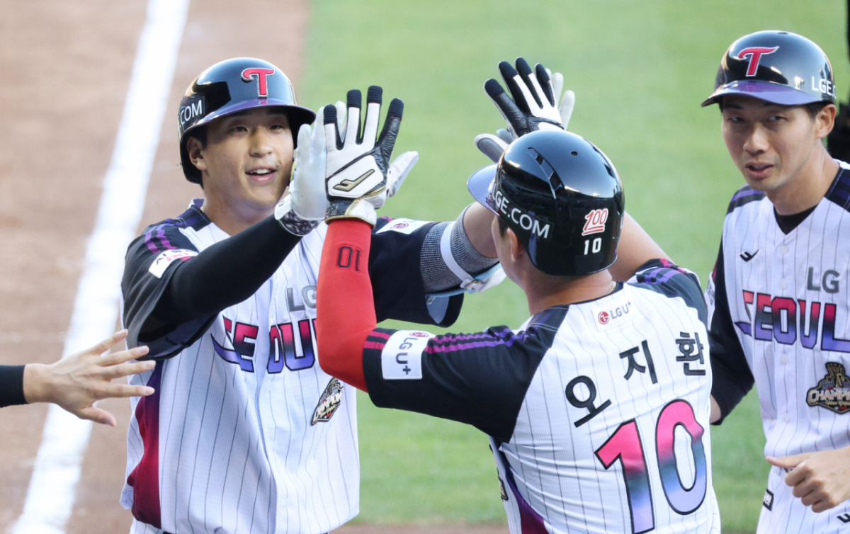 2026 신한 SOL Bank KBO리그 LG 트윈스 대 KIA 타이거즈 경기가 29일 서울 잠실야구장에서 열렸다.  LG 송찬의가 1회말 2사 ,1,2루에서 KIA 선발 이의리를 상대로 3점 홈런을 날리고 홈인하고 있다. /사진=김진경 대기자