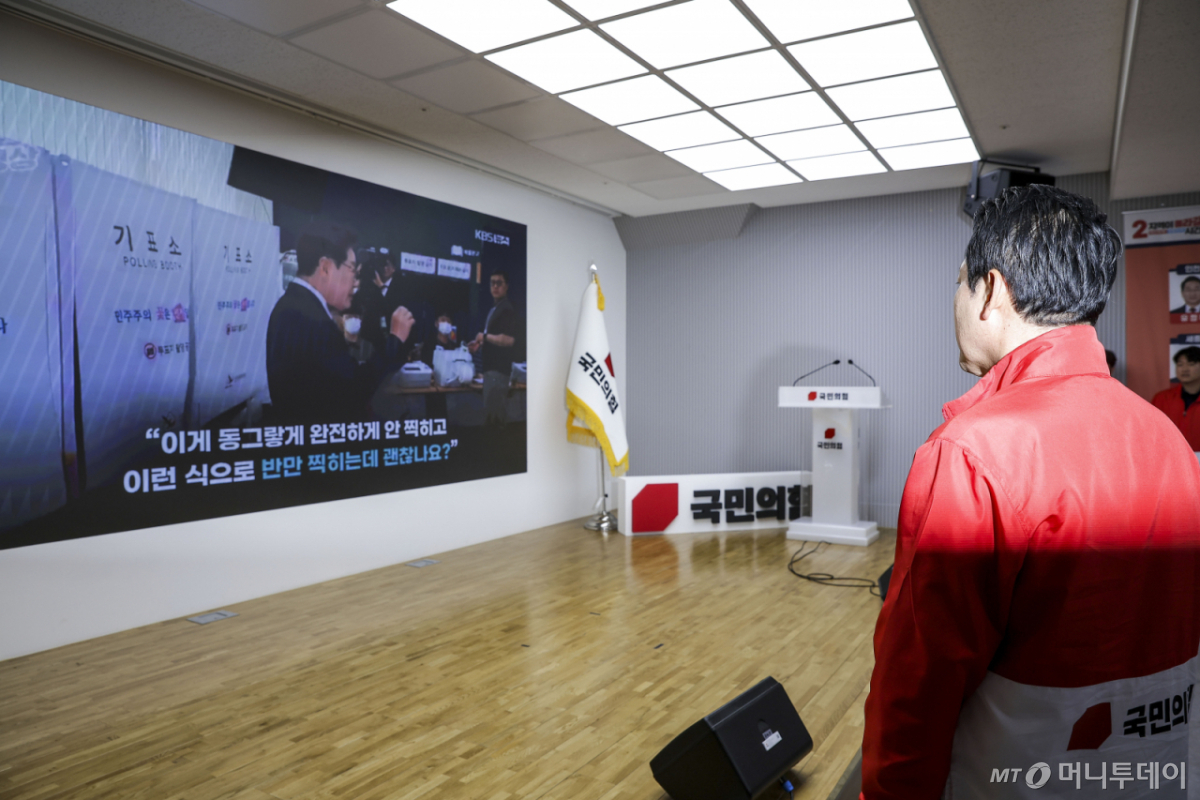 [서울=뉴시스] 정병혁 기자 = 장동혁 국민의힘 상임선거대책위원장이 29일 서울 영등포구 국민의힘 중앙당사에서 이재명 대통령이 사전투표를 하던 중 기표소를 나와 무효표 여부를 확인하고 다시 들어간 것과 관련해 기자회견을 열고 영상을 확인하고 있다. 2026.05.29. jhope@newsis.com /사진=정병혁