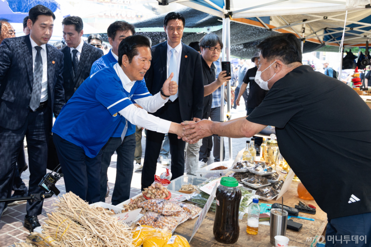 (성남=뉴스1) 유승관 기자 = 정청래 더불어민주당 대표와 김병욱 성남시장 후보가 29일 경기 성남 모란시장에서 상인들과 인사하며 지지를 호소하고 있다. 2026.5.29/뉴스1 Copyright © 뉴스1. All rights reserved. 무단 전재 및 재배포, AI학습 이용 금지. /사진=(성남=뉴스1) 유승관 기자