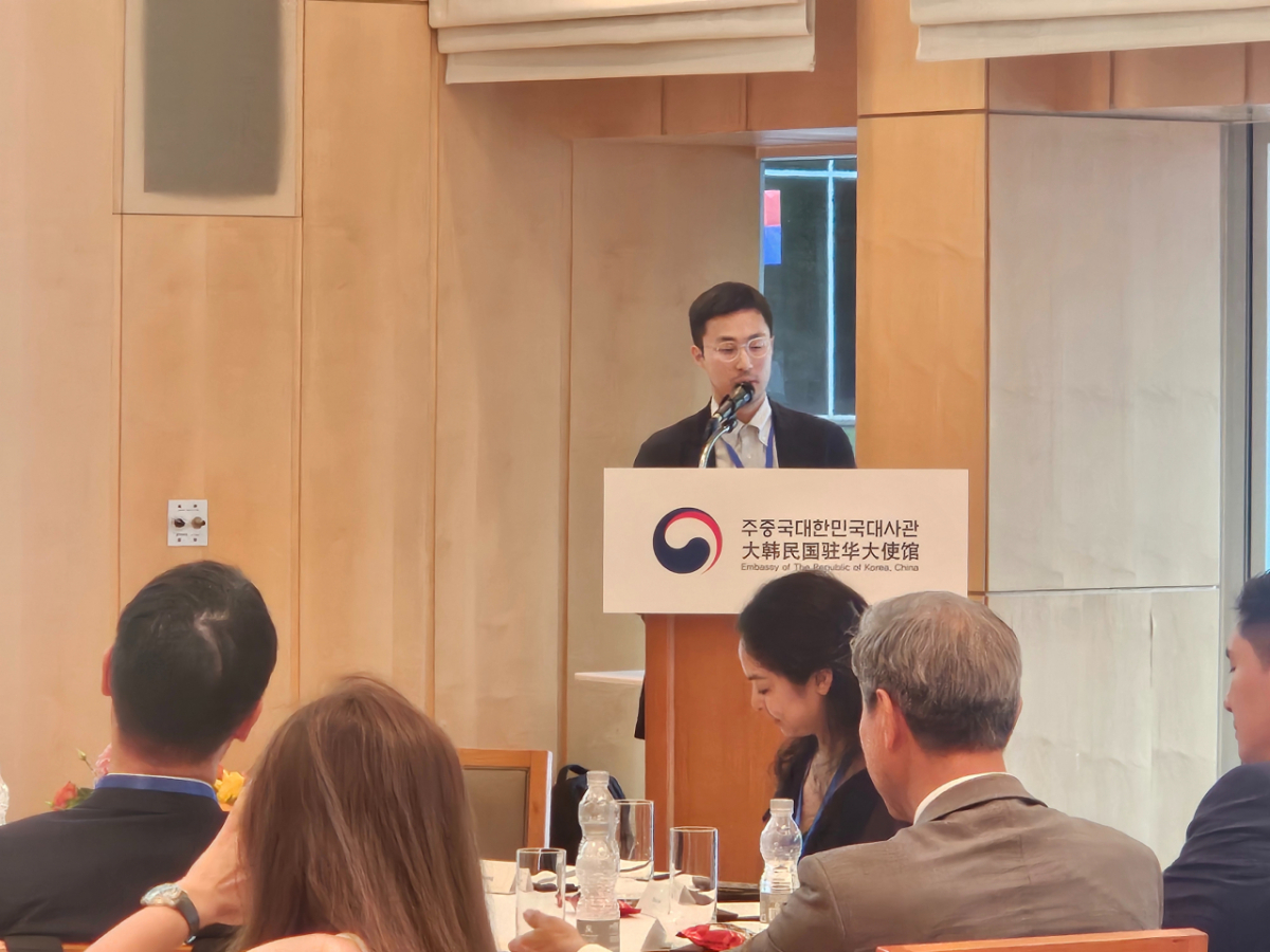 전병우 삼양라운드스퀘어 전략기획본부장 겸 삼양식품 최고운영책임자가 29일 중국 베이징에 위치한 주중한국대사관저에서 열린 '한중 영 비즈니스 리더 포럼'에서 인삿말을 하고있다./사진=안정준 특파원