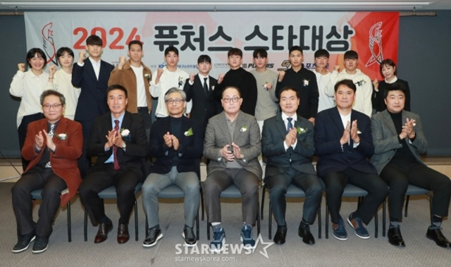 퓨처스 스타대상 농구 부문 선정위원회로 활동한 이호근 동국대 감독(밑에서 오른쪽 두 번째). /사진=이동훈 기자.