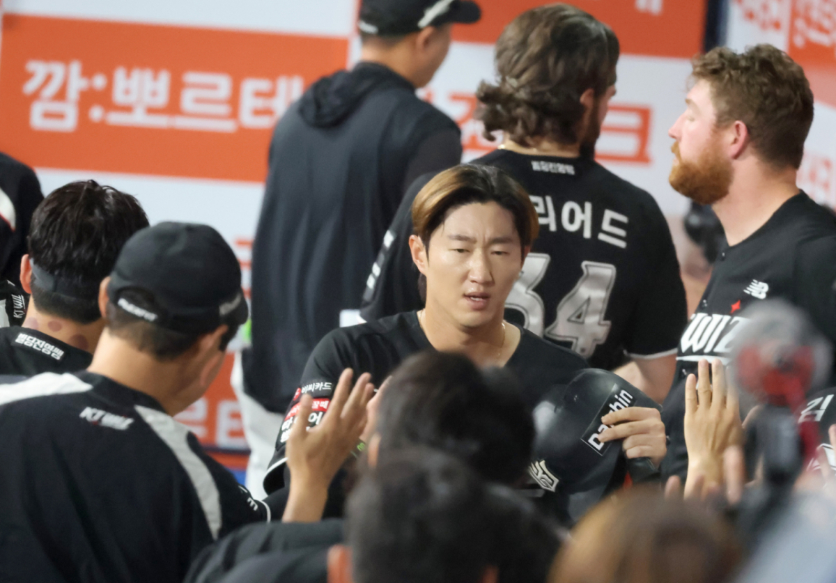 KT 9번타자 권동진이 29일 고척스카이돔에서 열리는 2026KBO리그 키움히어로즈와 KT위즈 경기 7회초 2사 1루에서 1타점 3루타를 터트리자 1루주자 김민혁이 득점에 성공했다. 더그아웃으로 돌아온 김민혁이 이강철 감독과 자축하고 있다. . 2026.05.29. KT 9번타자 권동진이 29일 고척스카이돔에서 열리는 2026KBO리그 키움히어로즈와 KT위즈 경기 7회초 2사 1루에서 1타점 3루타를 터트리자 1루주자 김민혁이 득점에 성공했다. 더그아웃으로 돌아온 김민혁이 이강철 감독과 자축하고 있다. . 2026.05.29. /사진=강영조 선임기자