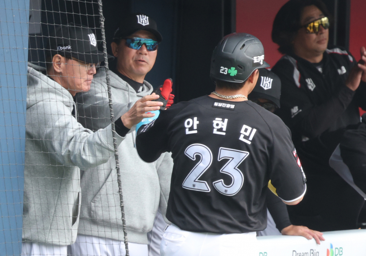 2026 신한 SOL Bank KBO리그 LG 트윈스 대 KT 위즈 경기가 29일 서울 잠실야구장에서 열렸다. KT 1회초 2사 2루에서 2루주자 안현민이 장성우의 적시 2루타 때 득점한 후 이강철 감독의 환영을 받고 있다. /사진=김진경 대기자