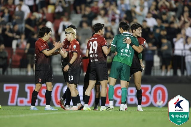 부천FC 선수들이 포항스틸러스전에서 홈 첫 승을 거두고 기뻐하고 있다. /사진=한국프로축구연맹 제공