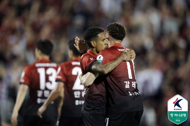 부천FC 선수들이 포항스틸러스와 홈 경기에서 골을 넣고 기뻐하고 있다. /사진=한국프로축구연맹 제공