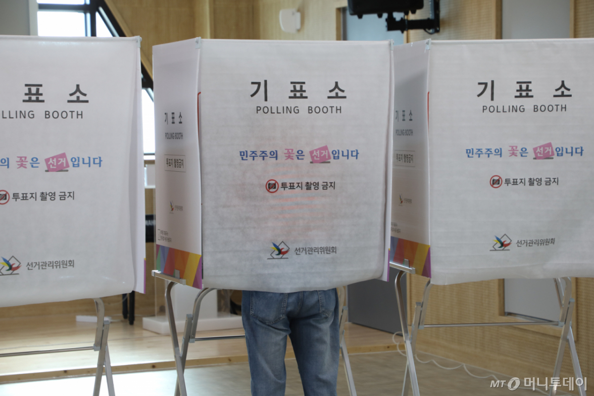 제9회 전국동시지방선거 사전투표 이튿날이자 마지막 날인 30일 오전 8시 광주 서구 농성2동 공공복합청사에 마련된 사전투표소에서 유권자들이 투표하고 있다. 2026.5.30/뉴스1 Copyright © 뉴스1. All rights reserved. 무단 전재 및 재배포, AI학습 이용 금지.