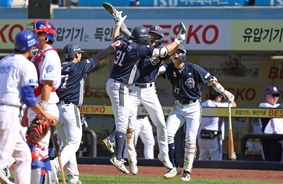 정수빈이 만루 홈런을 치고 동료들과 환호하고 있다. /사진=두산 베어스