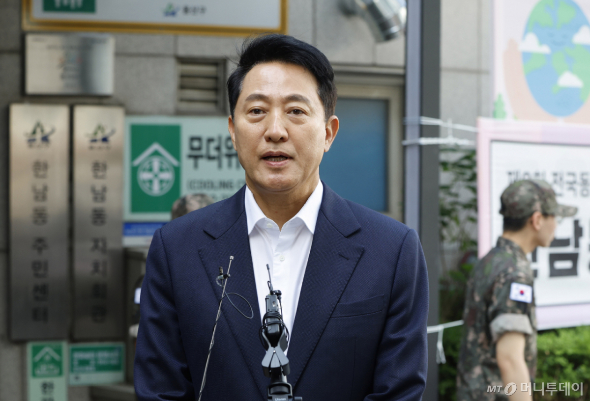 (서울=뉴스1) 오대일 기자 = 오세훈 국민의힘 서울시장 후보가 제9회 전국동시지방선거 사전투표 첫날인 29일 오전 서울 용산구 한남동주민센터에 마련된 사전투표소에서 한 표를 행사한 후 소감을 밝히고 있다. (공동취재) 2026.5.29/뉴스1 Copyright © 뉴스1. All rights reserved. 무단 전재 및 재배포, AI학습 이용 금지. /사진=(서울=뉴스1) 오대일 기자