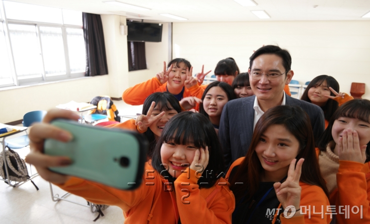 2016년 당시 이재용 삼성전자 부회장이 충남대 드림클래스 현장을 방문해 중학생들과 함께 사진을 촬영하고 있다. /사진제공=삼성