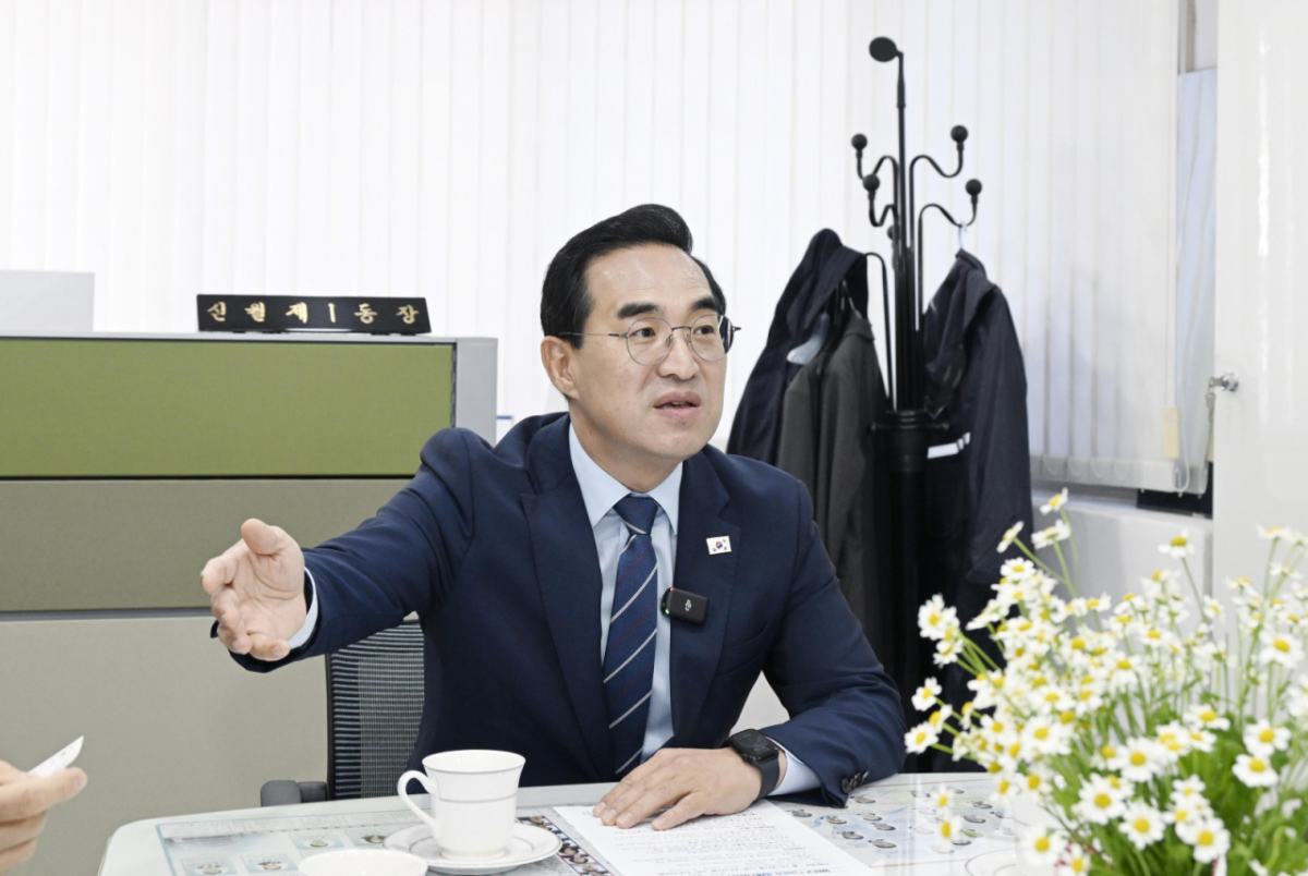 박홍근 기획예산처 장관이 서울 양천구 신월1동 주민센터를 방문해 고유가 피해 지원금 신청 및 지급 상황을 점검하고 있다./사진제공=기획예산처