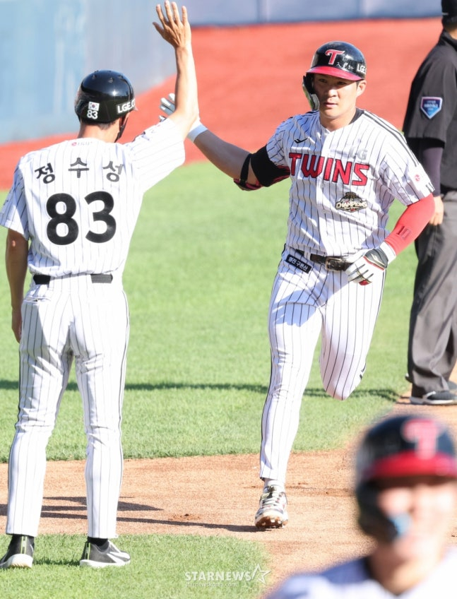 2026 신한 SOL Bank KBO리그 LG 트윈스 대 KIA 타이거즈 경기가 30일 서울 잠실야구장에서 열렸다. LG 오지환(오른쪽)이 1회말 2사 1루에서 KIA 선발 올러를 상대로 선제 2점 홈런을 날리고 홈인하고 있다. /사진=김진경 대기자