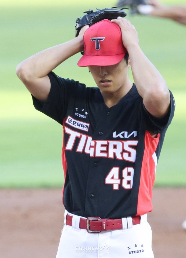 2026 신한 SOL Bank KBO리그 LG 트윈스 대 KIA 타이거즈 경기가 29일 서울 잠실야구장에서 열렸다. KIA 선발 이의리가 1회말 연속 안타를 허용한 후 아쉬워하고 있다. /사진=김진경 대기자
