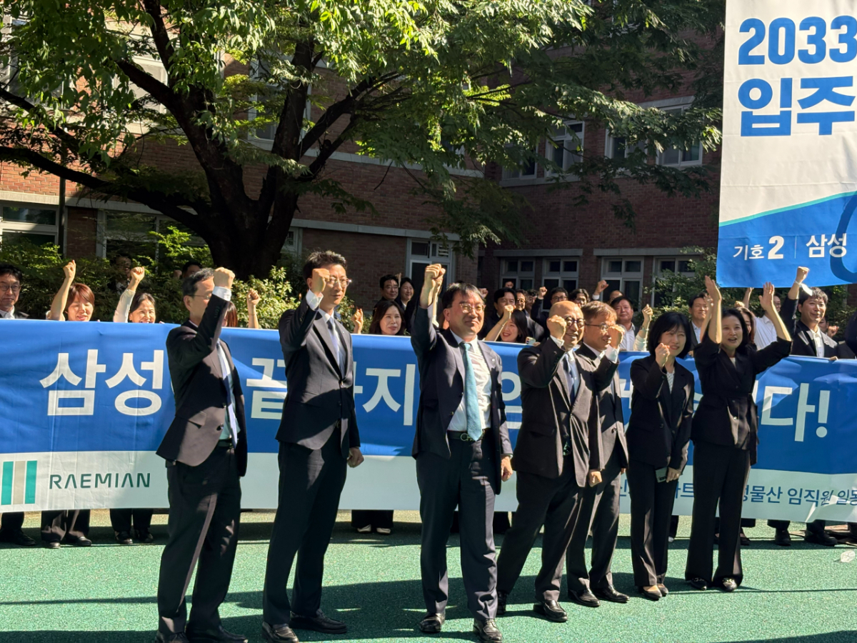 신반포19·25차 재건축 수주 후 삼성물산 임직원들이 파이팅을 외치고 있다/사진=김지영 기자