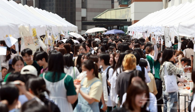 139주년 대동제가 열린 지난해 5월14일 서울 서대문구 대현동 이화여자대학교가 축제를 즐기는 학생들로 북적이고 있다./사진-뉴스1.