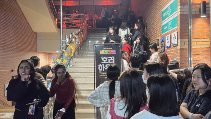 지난해 10월1일 대구 계명문화대 가을 축제 '2025 비슬제(새봄월드)'에서 학생들이 총학생회가 기획한 '호러하우스'에 입장하기 위해 줄을 서 있다./사진제공=계명문화대.