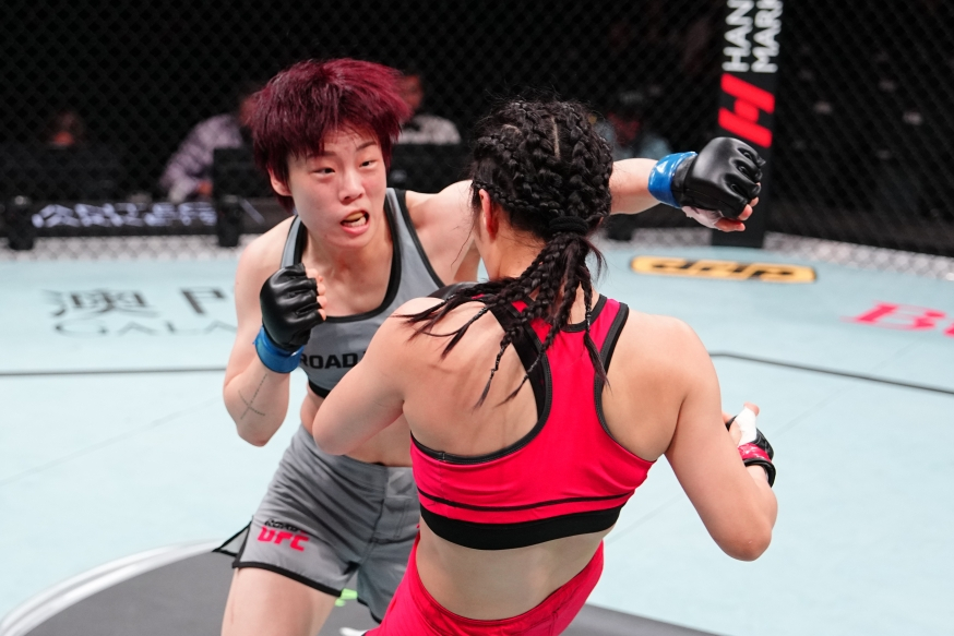 박보현이 둥화샹에게 왼손 훅을 날리고 있다. /사진=UFC 제공