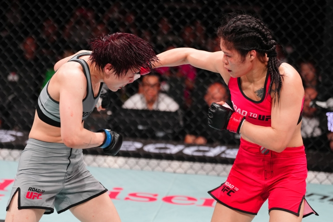 박보현(왼쪽)과 둥화샹 경기 중. /사진=UFC 제공